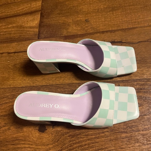 Audrey O. • Slide Shoes • W/ Mint Green • Checkered Design • Size 9 - Picture 4 of 13